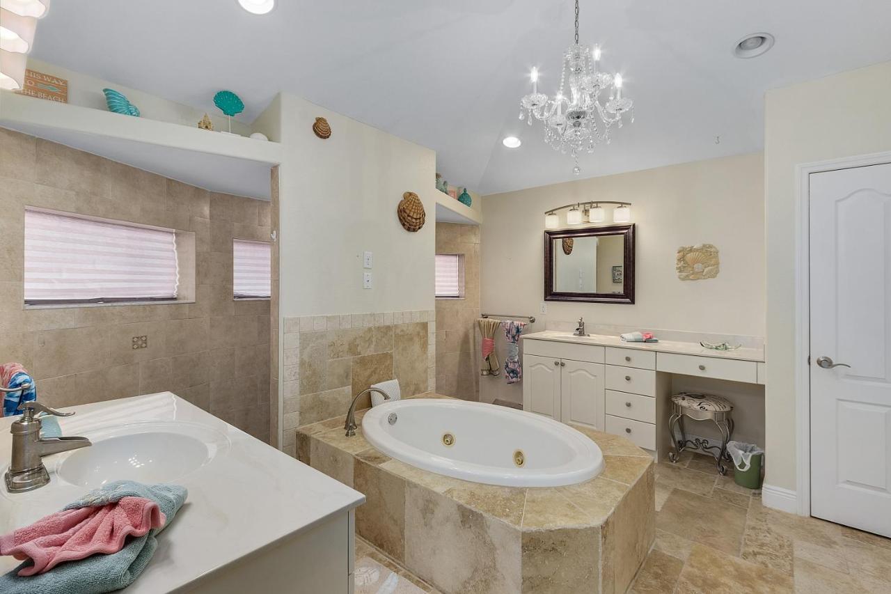 Luxury Home, Hot Tub, Heated Pool, Tiki Bar - Villa Spain ケープコーラル エクステリア 写真